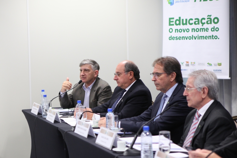 Roque Mattei (e) fala sobre a capacitação de professores com especialistas de Singapura. Foto: Filipe Scotti