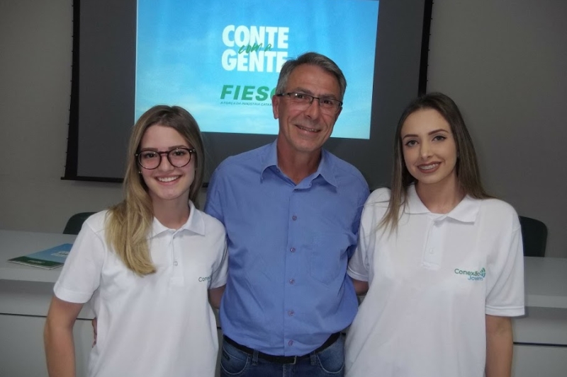 Álvaro Luis de Mendonça (c) e as jovens embaixadoras do Movimento SC pela Educação. Foto: Paulo Gonçalves