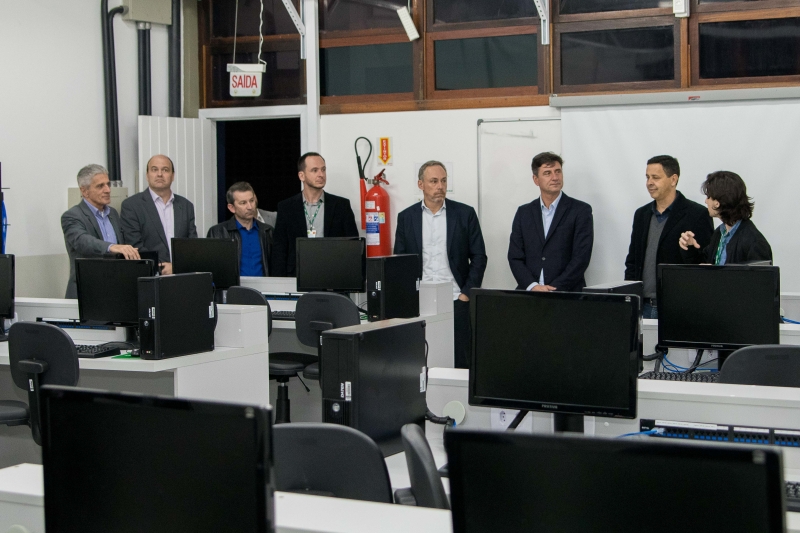 Visita aos laboratórios doados pela Intelbras. Foto: Morgana Machado