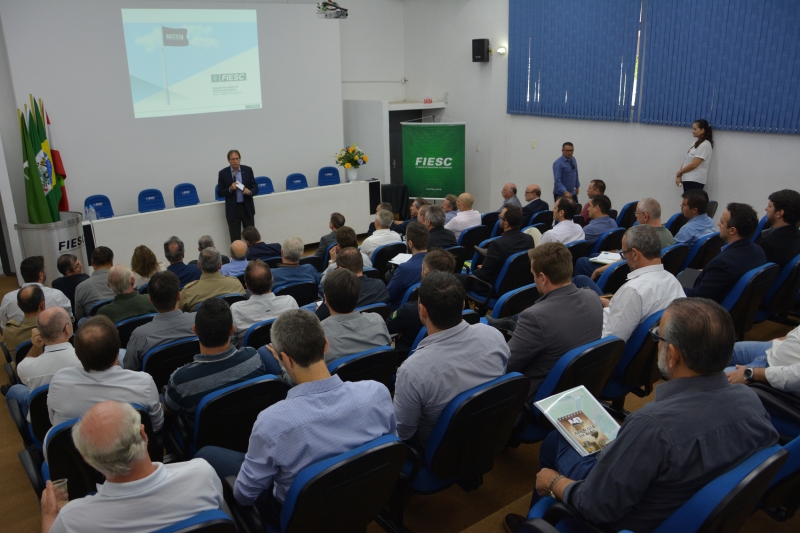 Presidente da FIESC, Mario Cezar de Aguiar, durante encontro com lideranças em Chapecó (foto: Lisiane Kerbes/MB Comunicação)