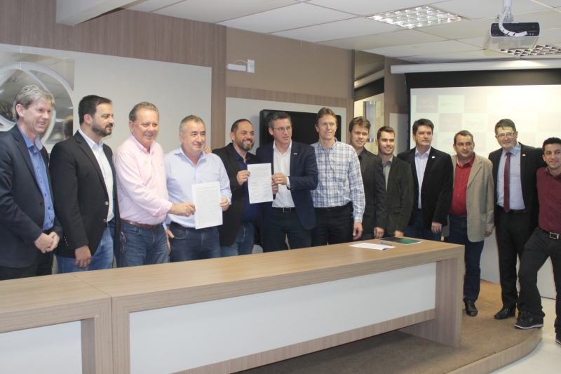 Assinatura do consórcio foi realizada nesta segunda-feira (10), em Tubarão (Foto: Fabiano Bordignon)