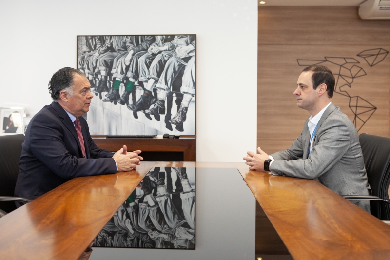 Gilberto Seleme, da Fiesc (esq.), e Cleicio Poleto Martins, da Celesc, durante reunião nesta sexta-feira (23), em Florianópolis (foto: Filipe Scotti)