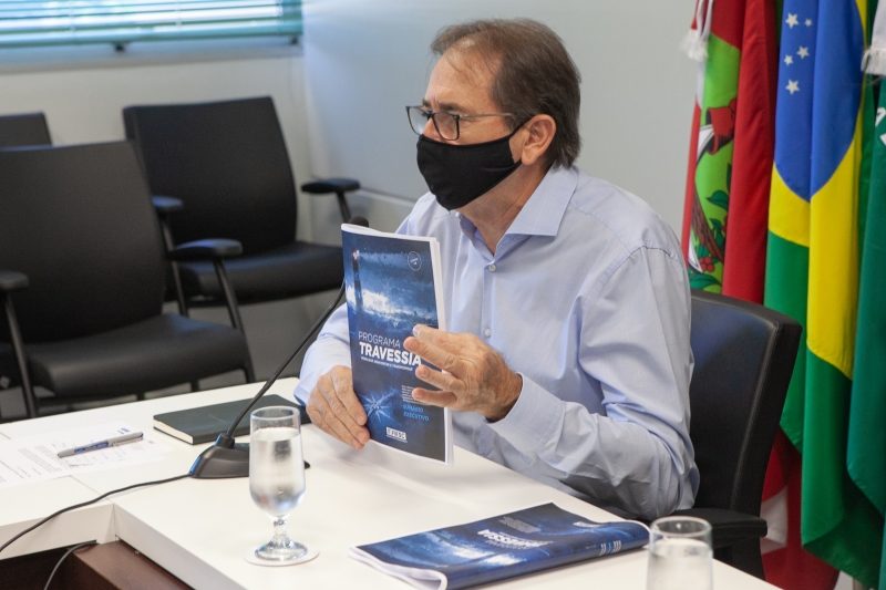 Presidente da FIESC, Mario Cezar de Aguiar, mostra o Programa Travessia (foto: Filipe Scotti)