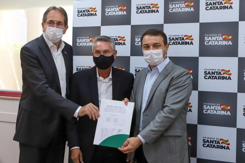 Entrega da proposta de consenso ocorreu no Centro Administrativo do governo catarinense (Foto Filipe Scotti)