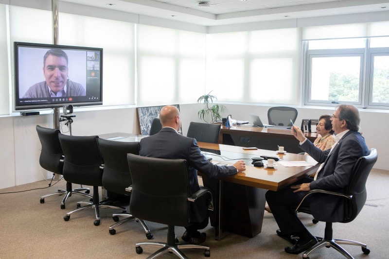 Aguiar, Mendes (na tela) e a presidente da Câmara de Comércio Exterior da FIESC, Maria Teresa Bustamante, mantiveram reunião on-line (foto: Filipe Scotti)