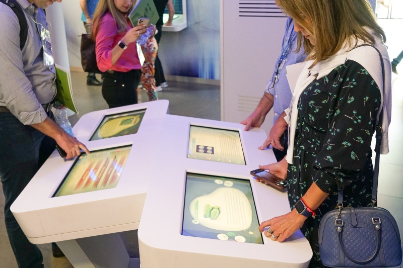 Para Campregher (e) a constante busca pela solução de alto impacto de um problema global é fascinante para qualquer profissional que atue na área de inovação (foto: Yaron Levis)