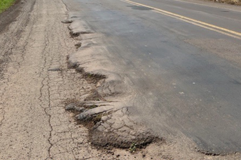 Irregularidades no pavimento da BR-282 próximo à Polícia Rodoviária Federal em Maravilha (foto: Ricardo Saporiti)