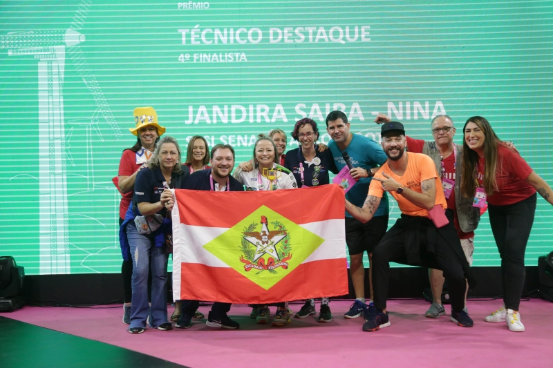 Jandira Saiba recebe reconhecimento como um dos técnicos destaques da FLL. Foto: Gustavo Moreno/SESI