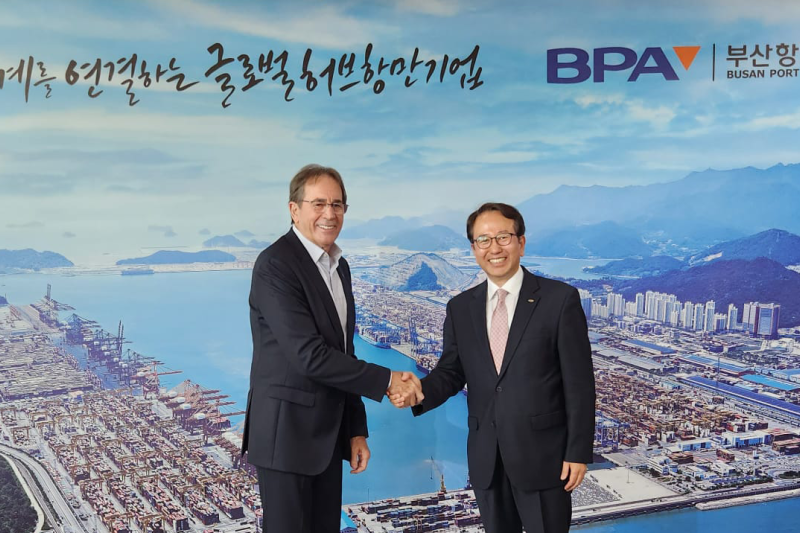 Presidente da FIESC, Mario Cezar de Aguiar (esq.), e o CEO do Porto de Busan, Kang, Joon-suk