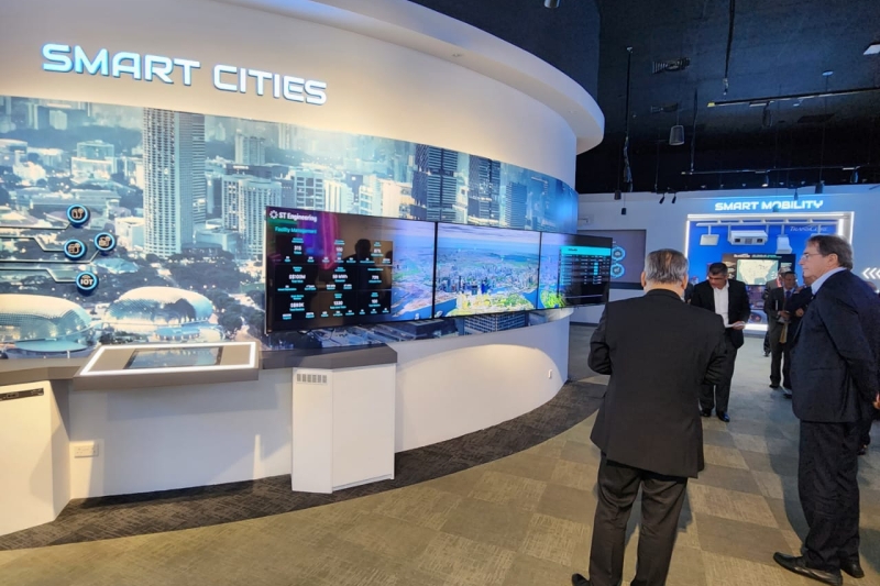 Visita à ST Engeniering, empresa de software e hardware que emprega mais de 25 mil colaboradores