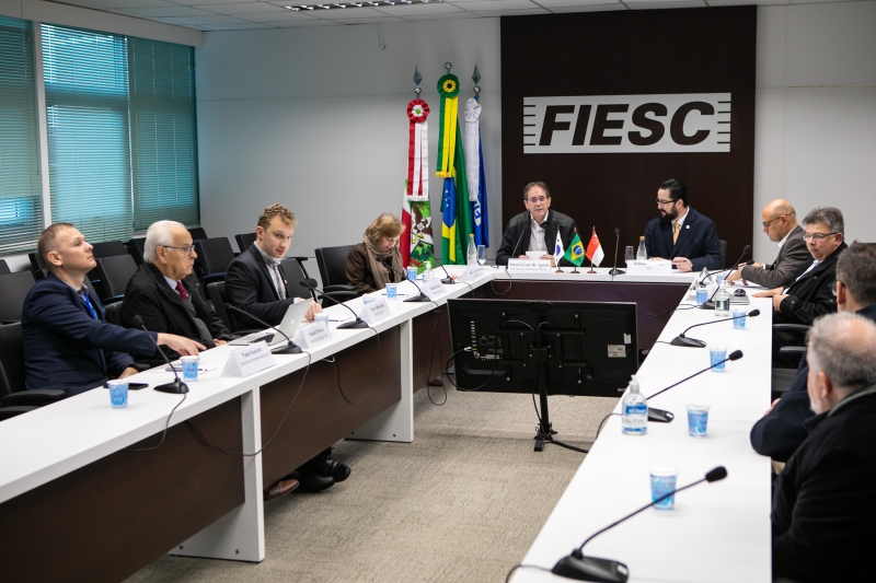  Aguiar (centro) e o secretário de Articulação Internacional (SAI) do governo do estado, Juliano Froehner, que defendeu sinergia para a internacionalização da economia catarinense (foto: Filipe Scotti)