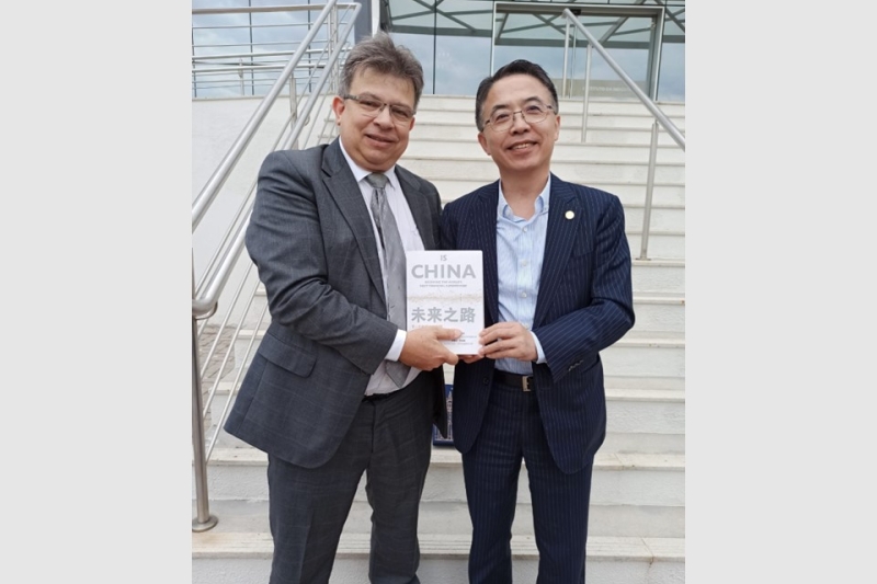 O diretor de Inovação e Competitividade da FIESC, José Eduardo Fiates com o reitor da ZIBS, Ben Shenglin