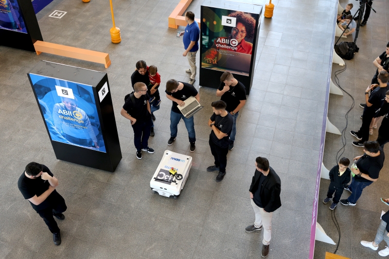 Equipe do SENAI na prova de  robôs móveis autônomos (divulgação ABII)