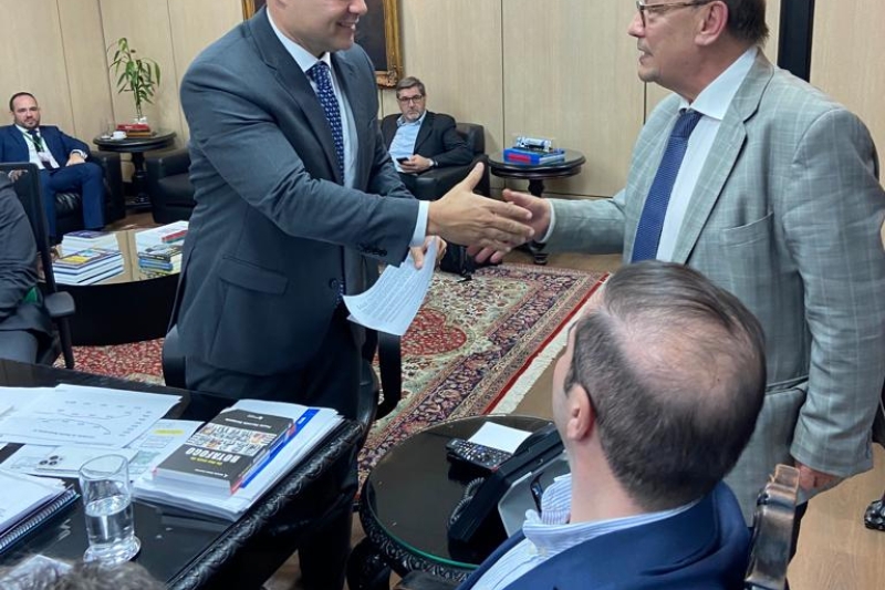 Egídio Martorano, da FIESC, entrega ofício ao ministro Renan Filho