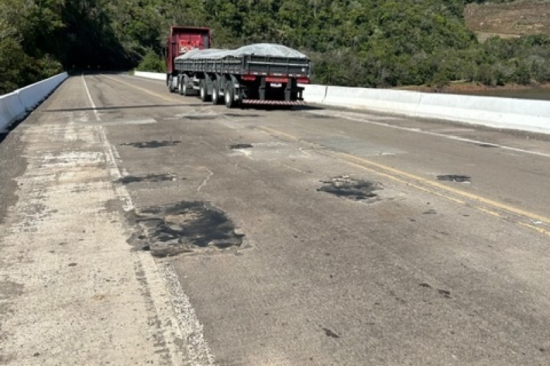 BR-470 situação do pavimento na ponte sobre o Rio Uruguai