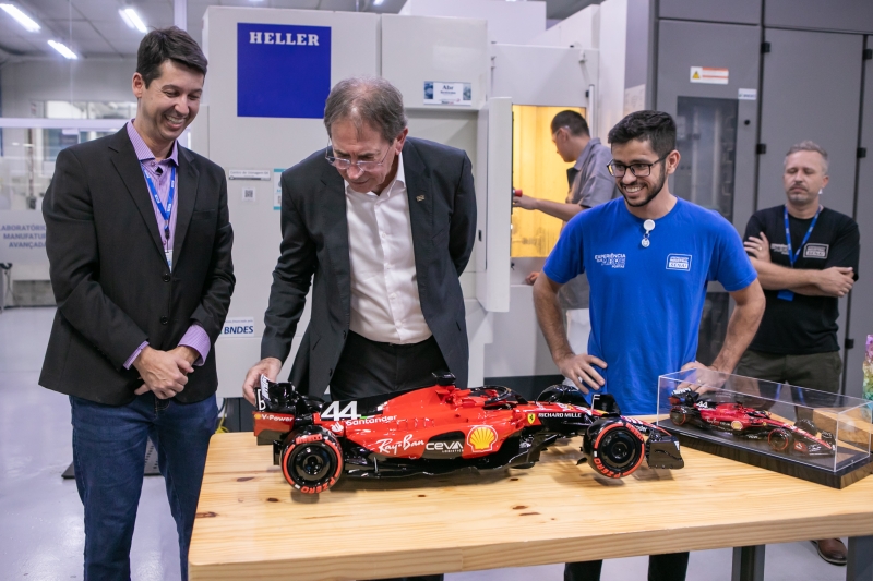 Presidente da FIESC (c) conhecendo o projeto, ampliado em maior escala. Foto: Filipe Scotti