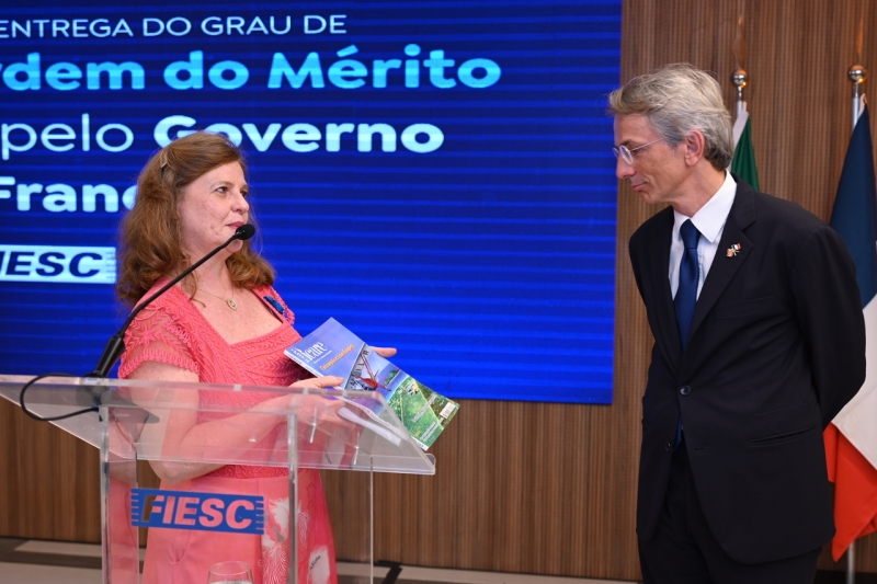Historiadora e o embaixador francês durante a solenidade (foto: Fabrício Almeida)