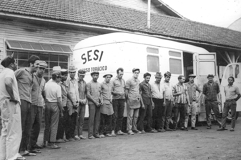 SESI e SENAI de Santa Catarina passaram a atender os trabalhadores da indústria após a fundação da FIESC, oferecendo serviços de educação profissional e básica, lazer e saúde (Foto: Acervo Cultural FIESC)