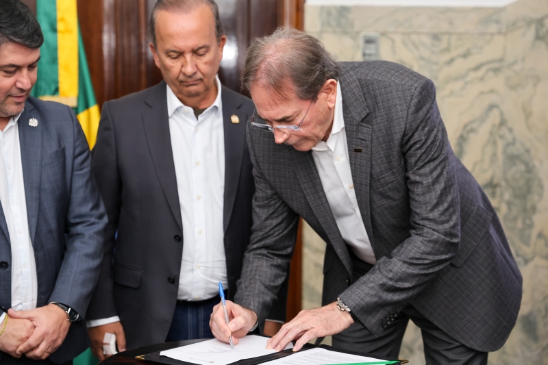 Documento foi assinado na noite desta terça, dia 22 (Roberto Zacarias/Secom GOVSC)