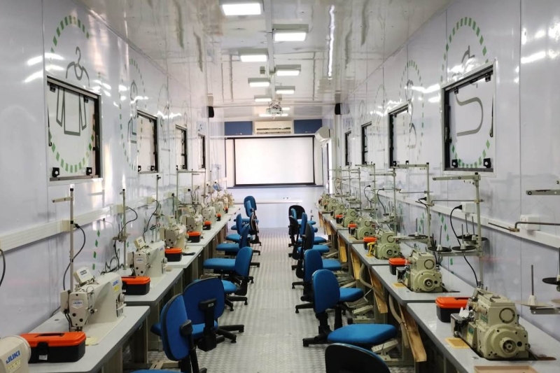 Visão interna da unidade móvel usada nos cursos de costura básica (Divulgação)