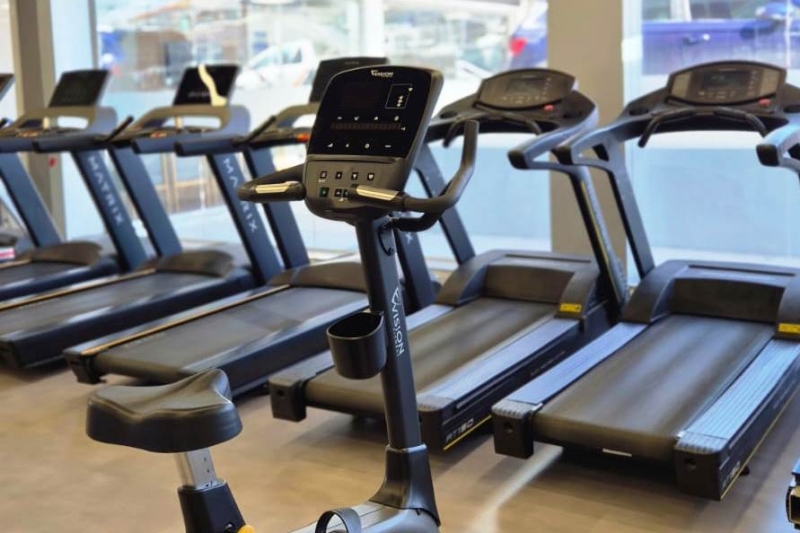 Academia tem musculação, treino funcional e aulas de balé para criança