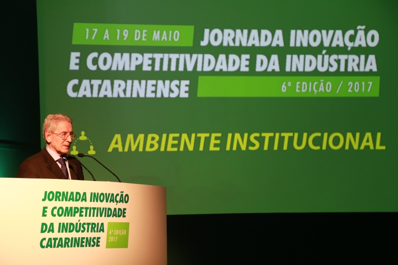 Presidente da FIESC, Glauco José Côrte, durante a Jornada Inovação e Competitividade (foto: Marcus Quint)