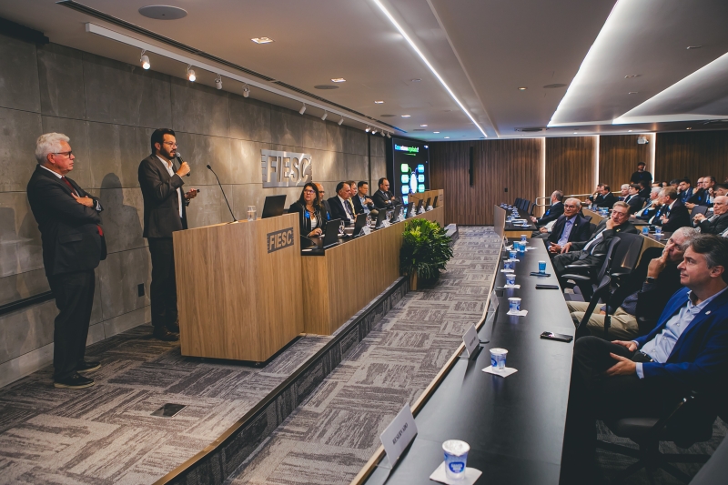 Jorge Rohden apresenta indústria em reunião de diretoria da FIESC. Foto: Fiipe Scotti