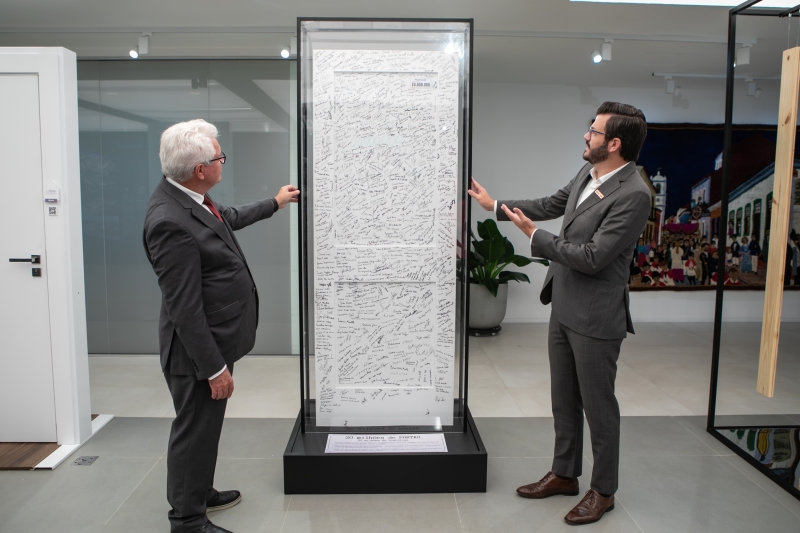 Lino Rohden (e) e seu sucessor Jorge Rohden exibem porta de número 20 milhões produzida na fábrica. Foto: Filipe Scotti 